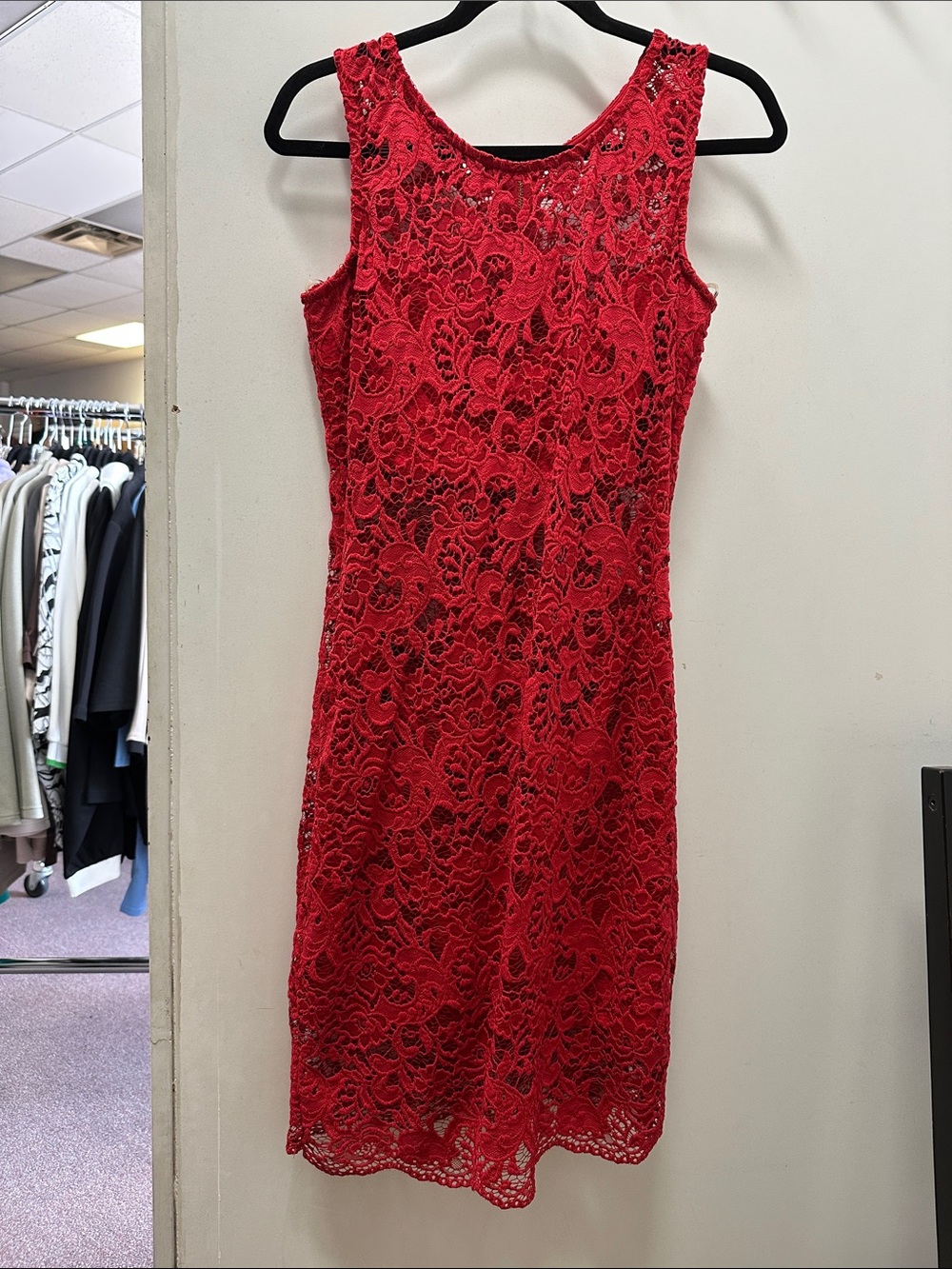 Sleeveless Red Lace Midi Dress - Classic Fit